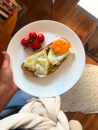 Dobré ránko 😊 Raňajky: avokádová nátierka, volské oko, paradajky.. Výborné, čo si mala ty ?